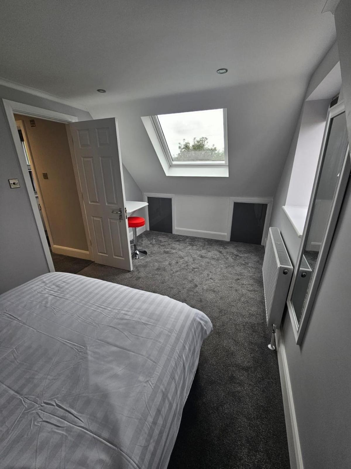 Shortwood * Staines-upon-Thames